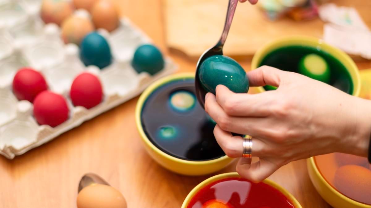 Cum să vopsești ouăle de Paște fără să se crape